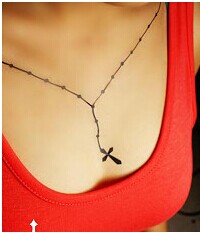 女生胸部漂亮小清新链条纹身图图片