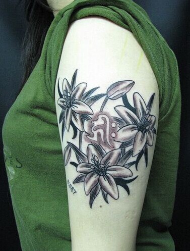 大臂上盛开的鲜花纹身图案图片