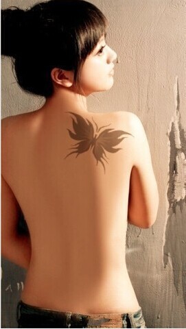 清纯女生肩部唯美清新蝴蝶纹身图片