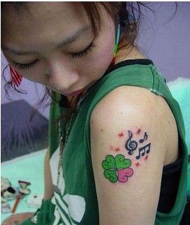 美女手臂四叶草音符纹身图案图片