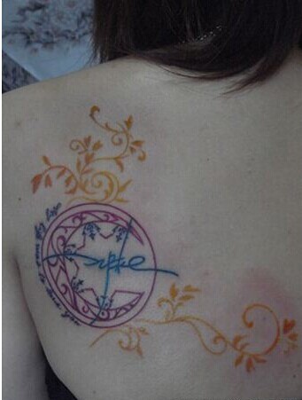 女孩后肩彩色线条藤蔓纹身图案图片