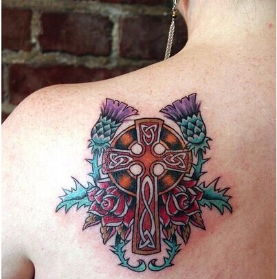 女生肩部唯美漂亮十字架刺花纹身图片