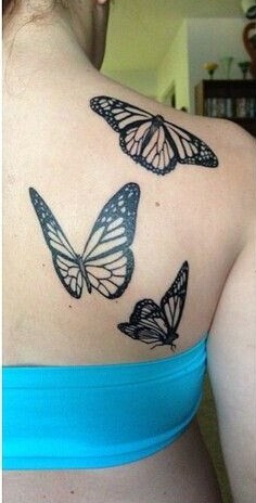 提供一幅肩胛骨蝴蝶纹身图片