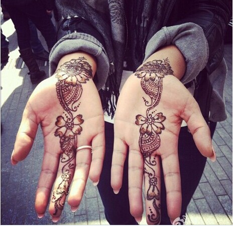 漂亮的手部掌心唯美花藤纹身图片