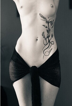 开放女生腰部漂亮清新花藤图纹身图片
