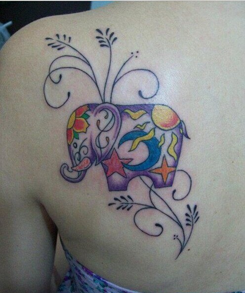 女性背部彩色象纹身图案图片