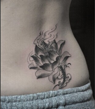 女生腰部唯美时尚的黑白莲花纹身图片
