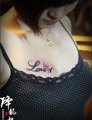 性感美女胸部唯美英文蝴蝶结纹身图片
