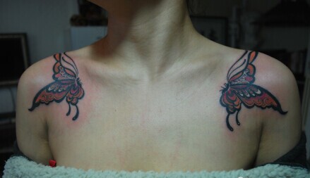 美女双肩膀处时尚唯美的蝴蝶纹身图片