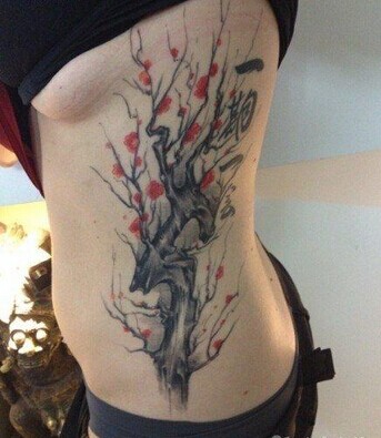 美女侧腰性感精美的梅花纹身图图片