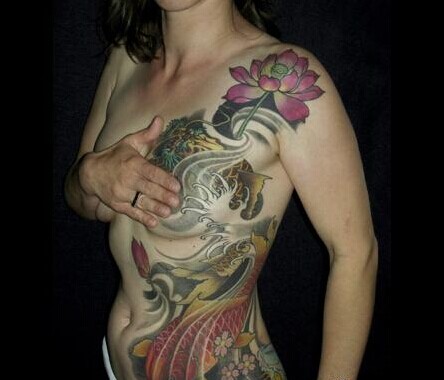 美女侧腰部漂亮好看的风景图纹身图片