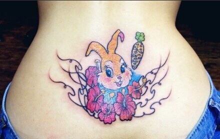 美女腰部可爱时尚的卡通小兔子纹身图图片