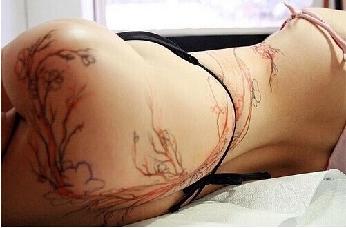 妖艳性感女生腰部个性花藤纹身图片