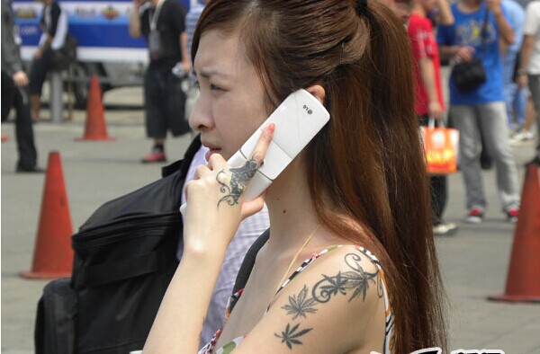 女生肩部唯美简单黑白花藤纹身图片