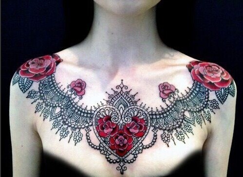 美女胸部潮流时尚的蕾丝花朵纹身图图片