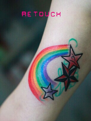 女生手唯美臂漂亮的彩虹五角星纹身图图片