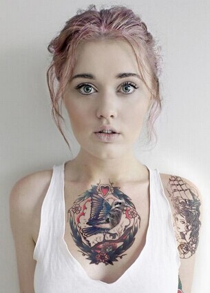 欧美漂亮美女胸部彩色和平鸽纹身图片