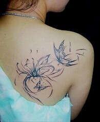 女生肩部唯美简单的花蝴蝶纹身图图片