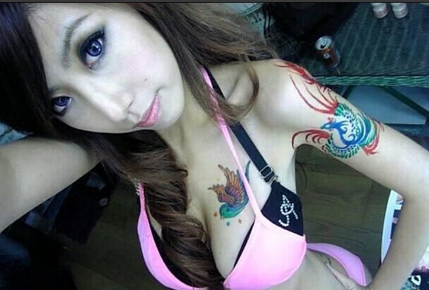 非主流美女胸部唯美性感小鸟纹身图片