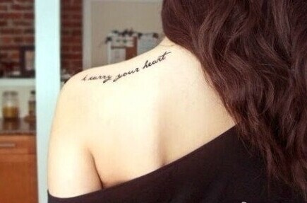 时尚美女香肩处唯美性感英文纹身图片