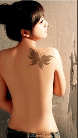 美女肩部时尚性感的蝴蝶图腾纹身图片