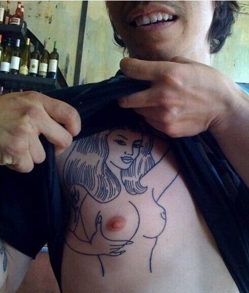 胸部的美女纹身设计图片