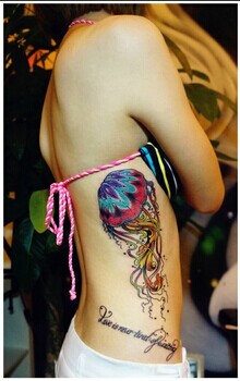 美女侧腰精美时尚的水母纹身图图片