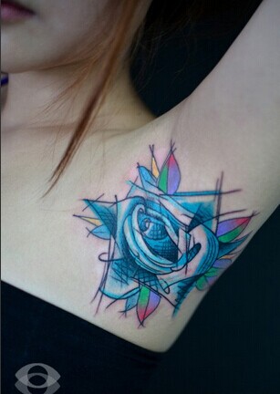 漂亮美女肩部三维牡丹花朵纹身图片