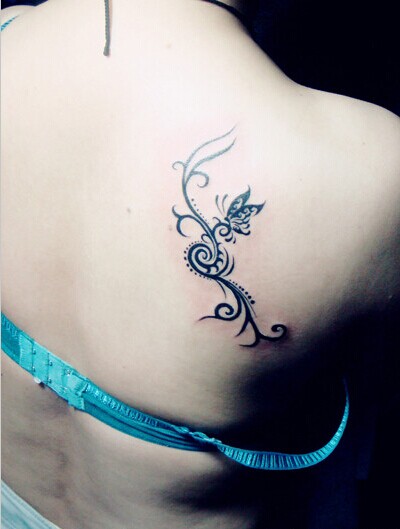 女生肩胛骨上的纹身图案图片缩略频道推荐图