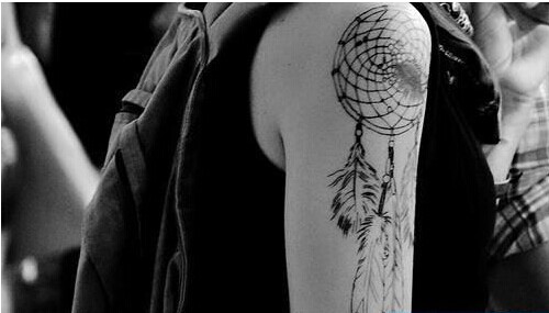 女性手臂捕梦网纹身图案图片