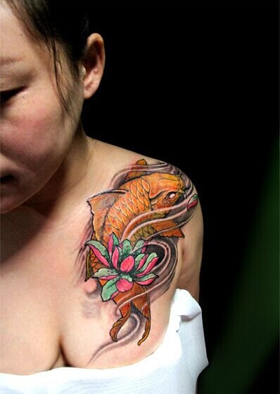 女生肩膀处精美时尚的传统鲤鱼纹身图图片