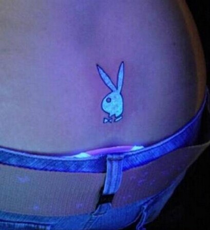 女生腰部唯美荧光花花公子商标纹身图图片