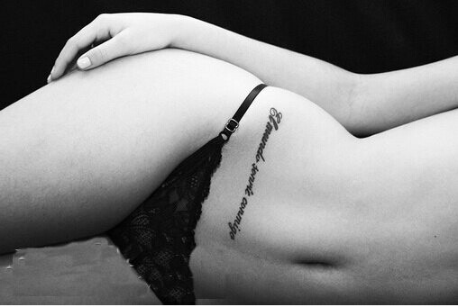 性感女孩腰部唯美的英文纹身图片