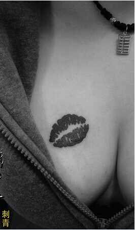 女生胸部唯美性感黑白唇印纹身图图片