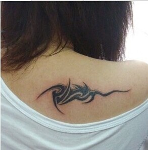 女生肩部创意唯美小图案纹身图片