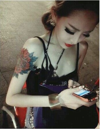 实拍漂亮美女肩部漂亮性感的牡丹纹身图片