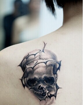 女生肩部高清经典的骷髅头纹身图图片