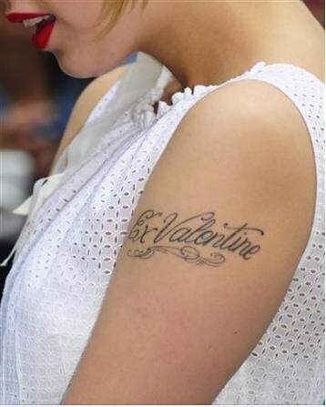 欧美漂亮美女肩部清晰唯美的英文纹身图片
