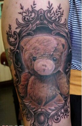 男生手臂唯美玩具小布熊纹身图图片