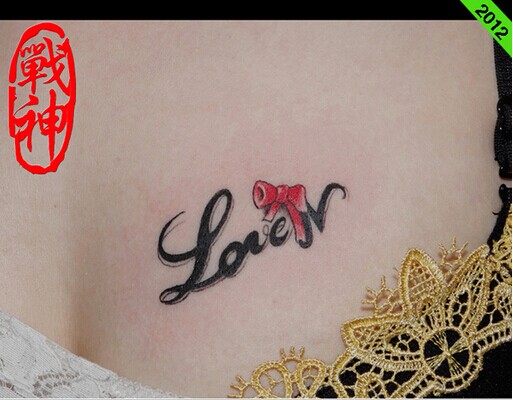 漂亮美女胸部清新唯美的英文纹身图图片