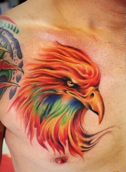 胸口上一款漂亮的老鹰纹身作品图片