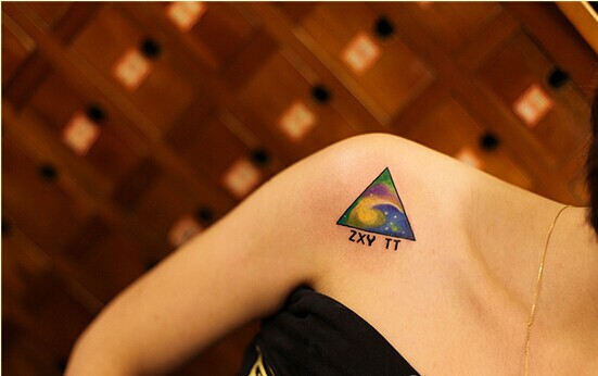 美女肩部星空纹身图案推荐图片