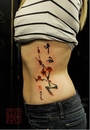 漂亮女生腰部性感唯美的春梅纹身图片