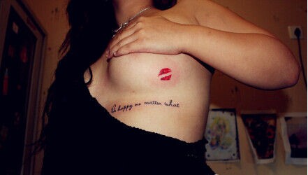 女生胸部性感漂亮的英文唇印纹身图图片