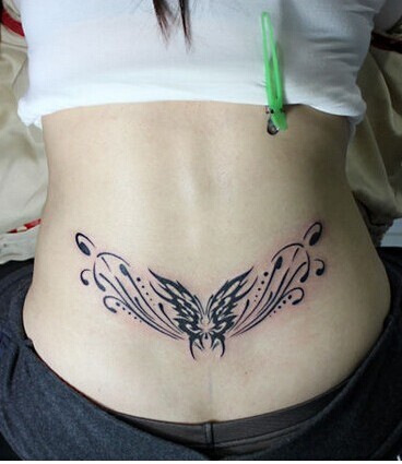 漂亮女生腰部性感清新的蝴蝶图腾纹身图片