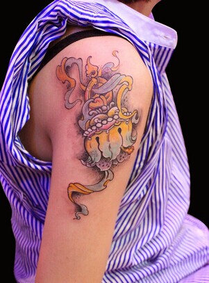 女生肩部漂亮好看的彩色图腾纹身图片