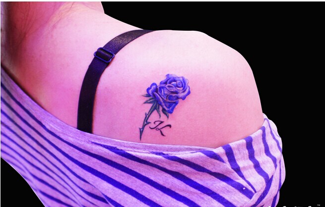 漂亮女生香肩部唯美性感的紫玫瑰纹身图片