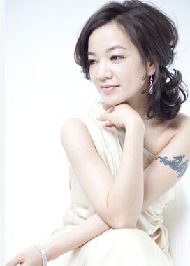 清纯漂亮美女肩部清新唯美的花藤纹身图片