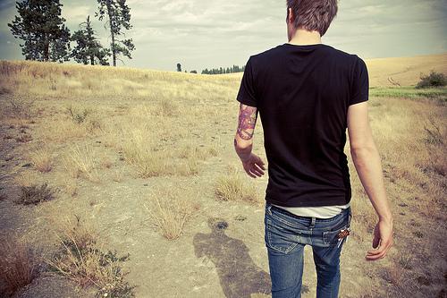 欧美男人手臂彩色图腾个性纹身图片