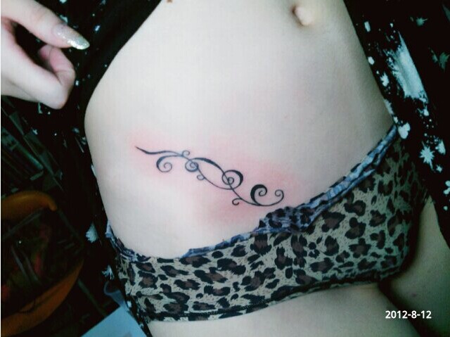 性感女生腰部清新花藤图纹身图片